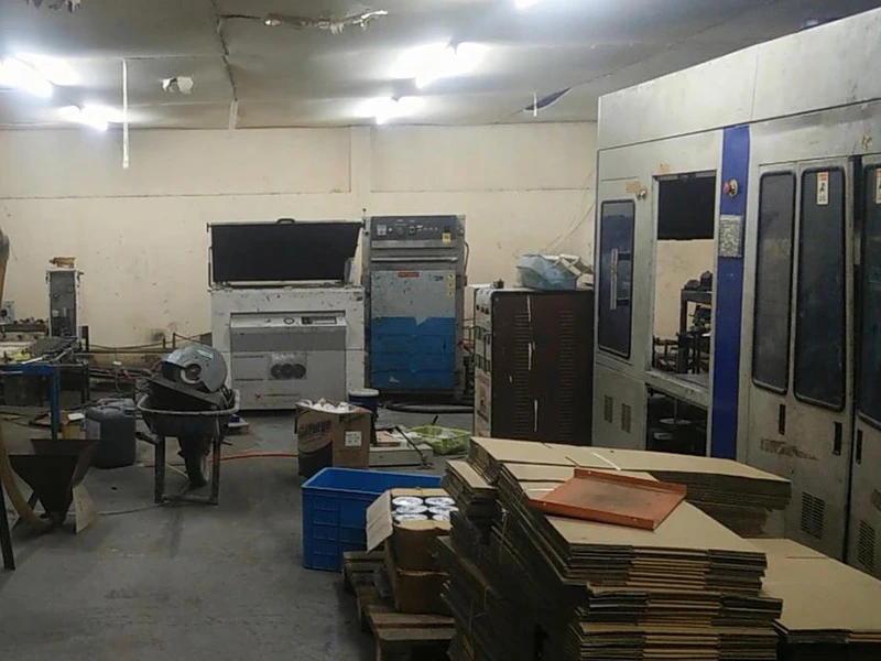 Tại đây công nhân làm việc từ tối đến sáng để tránh sự phát hiện của cơ quan chức năng